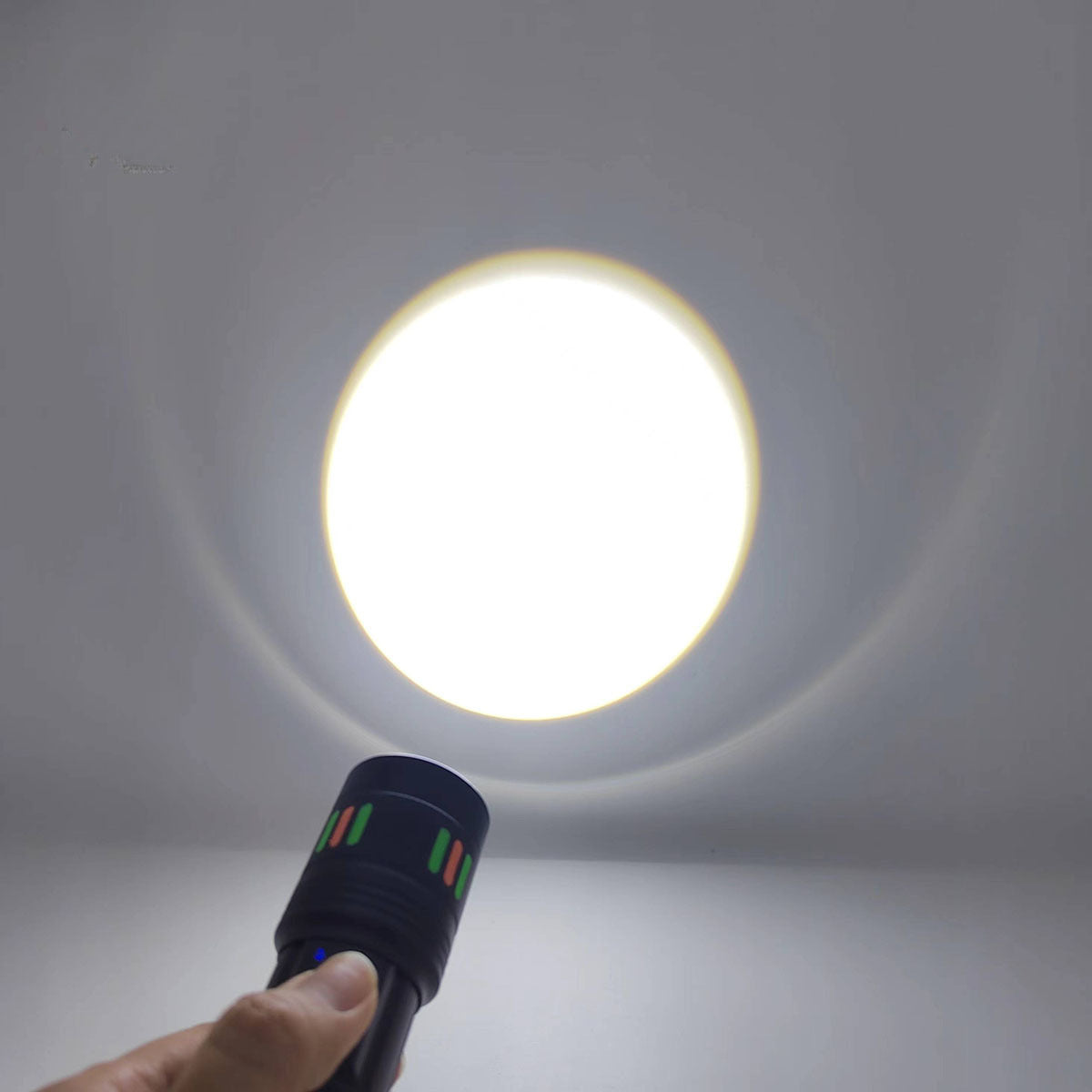 Laddningsbar LED ficklampa